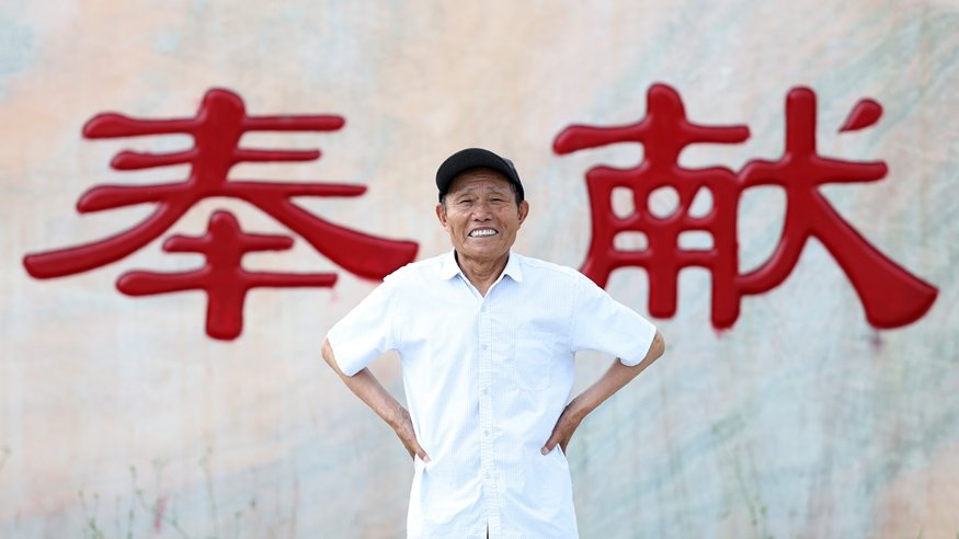 红旗飘扬地焕发新容颜
