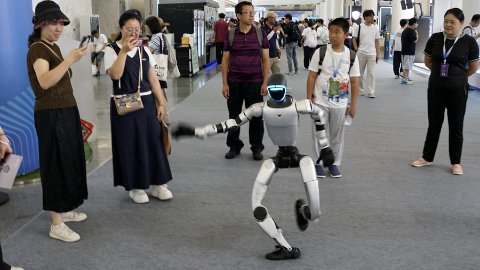 外骨骼助行设备助力老人爬楼梯……20